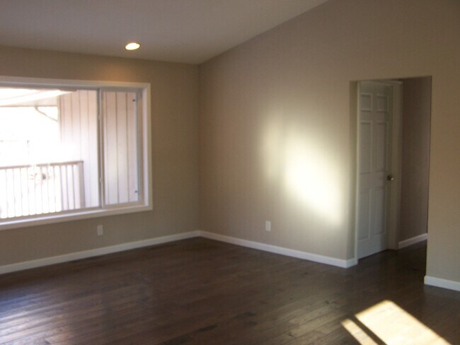 living room - 1527 Myrtle Dr