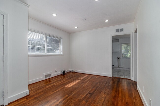 Building Photo - 2113 Cresswell Dr