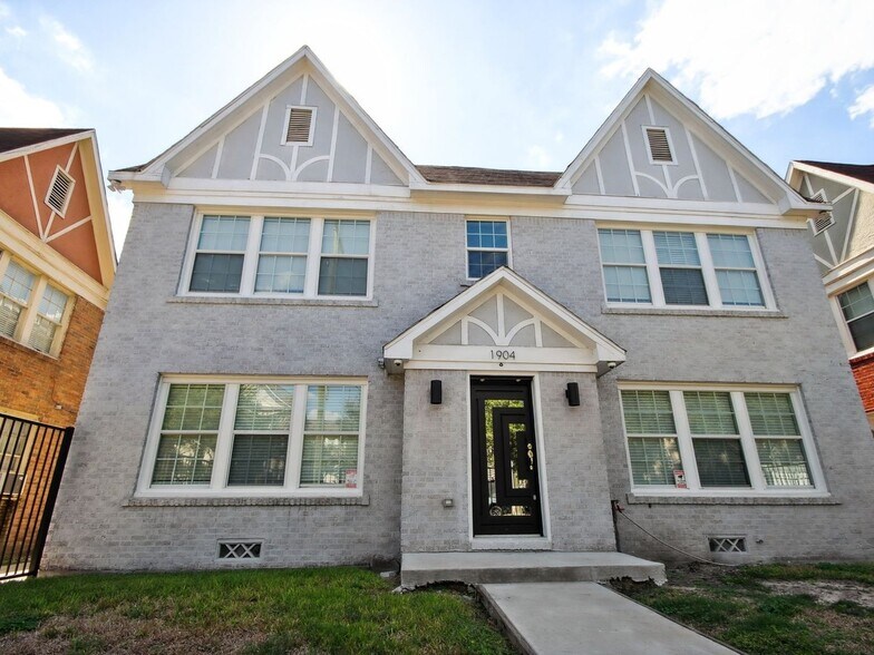 Building Photo - 1904 Calumet St