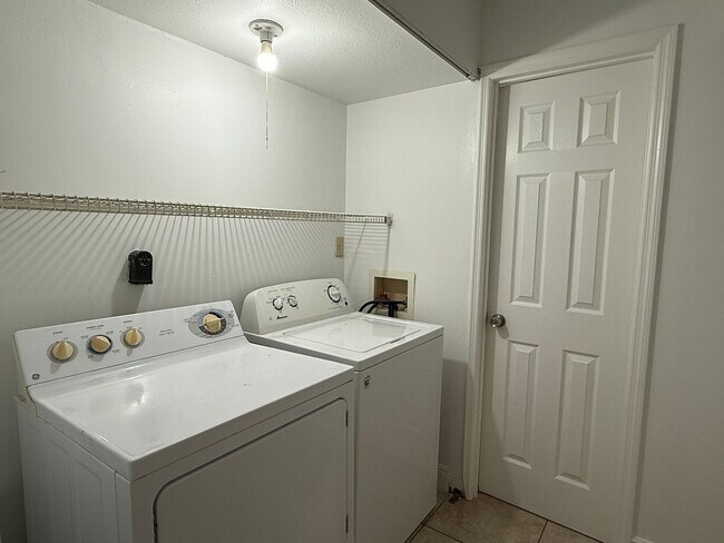 Building Photo - Soaring Ceilings, 2 bedrooms w/a loft