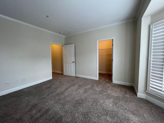 Building Photo - 2 bed 2 bath Lenox village condo