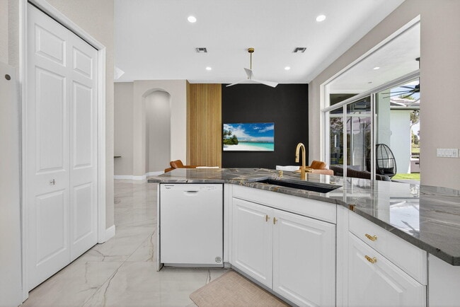 Building Photo - 6778 Oakmont Way