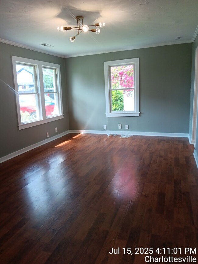 Building Photo - Cute Cottage in Belmont!