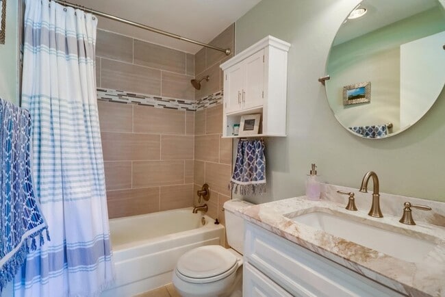 Building Photo - Stunning 2 bed 2 bath top floor condo in gated community with 2 covered parking spaces!