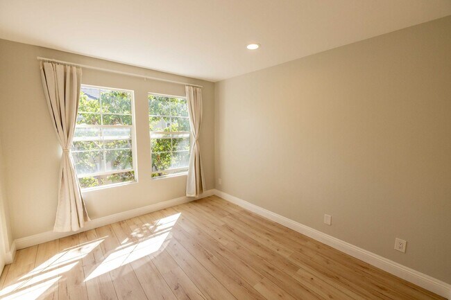 Building Photo - Spacious End-Unit Townhome in Gated Liberty Commons