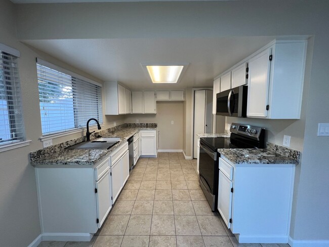 Building Photo - 2-bedroom single story condo located in de...