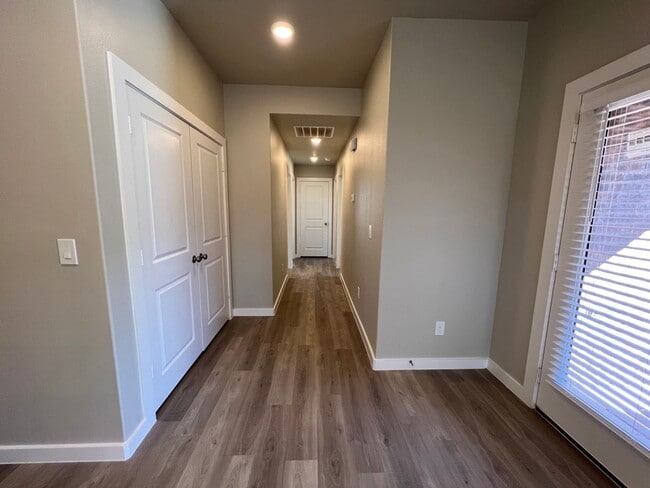 Building Photo - 3 Bedroom Townhome In Harvest Wolfforth!