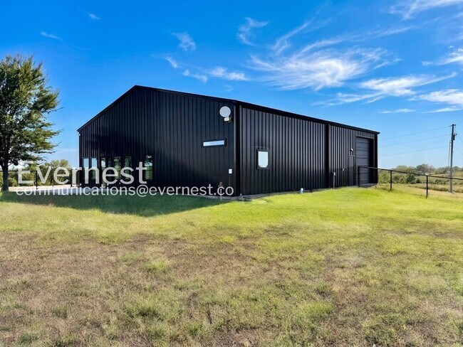 Building Photo - 2 Bed, 2 Bath Home with Garage / Pet-Friendly / Available Now!