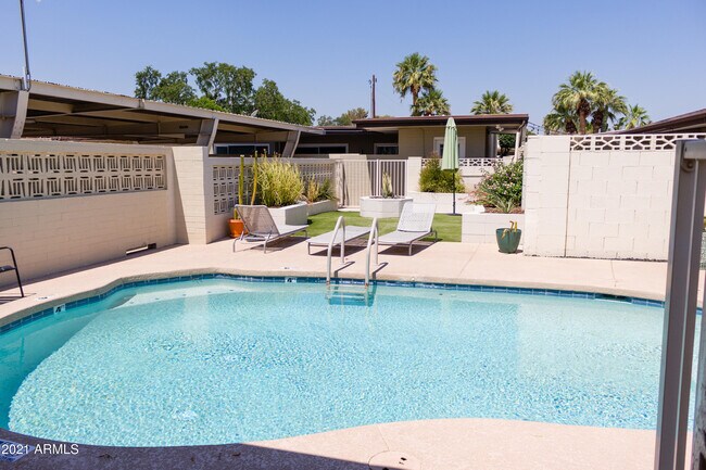 Building Photo - 3713 E Glenrosa Ave