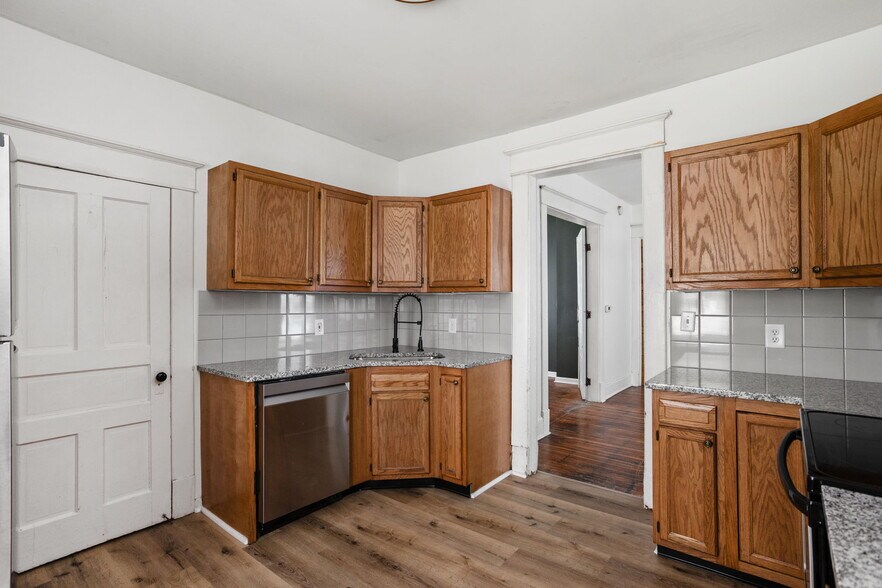 Building Photo - 418 N Drexel Ave
