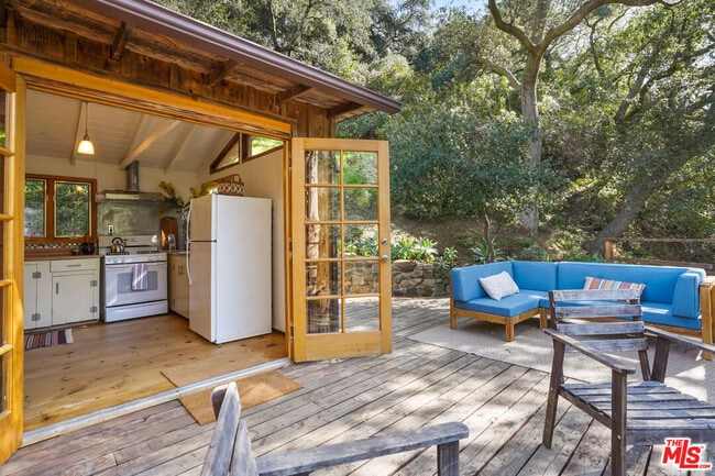 Building Photo - 764 Old Topanga Canyon Rd