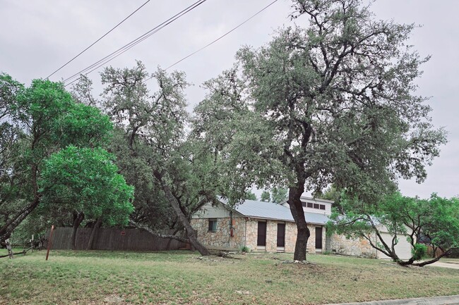 Primary Photo - Queenspoint Oversize Lot