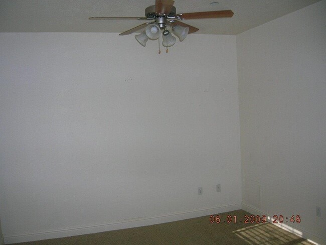 Building Photo - Great Condo with Tile & Granite