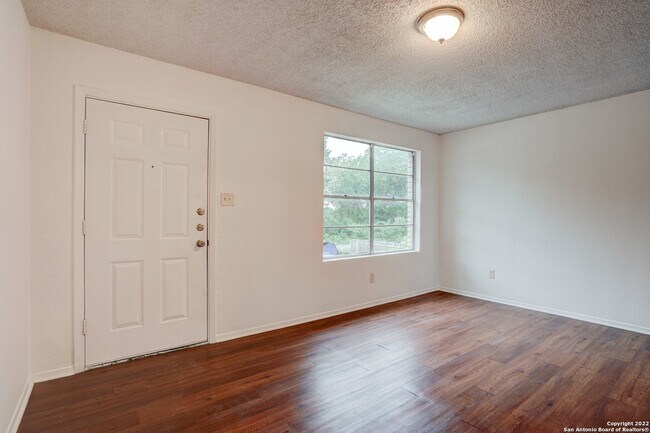 Building Photo - 724 Old Martindale Rd