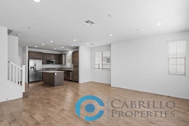 Building Photo - Spacious 3 bedroom Home w/2 car Garage in Vista, Short Drive to the Beach and Freeway access!