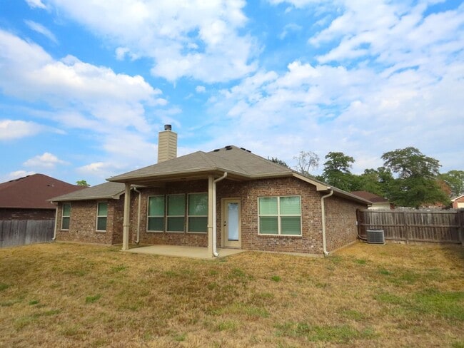 Building Photo - Coming Soon!! Lindale, Gorgeous 4 Bedroom, 2 Bath Home!