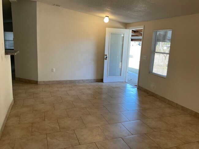 Building Photo - Amazing semi private secluded property