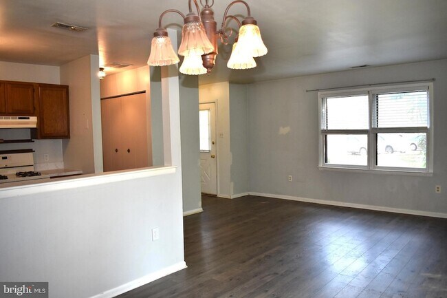 Building Photo - 27 Pin Oak Ln