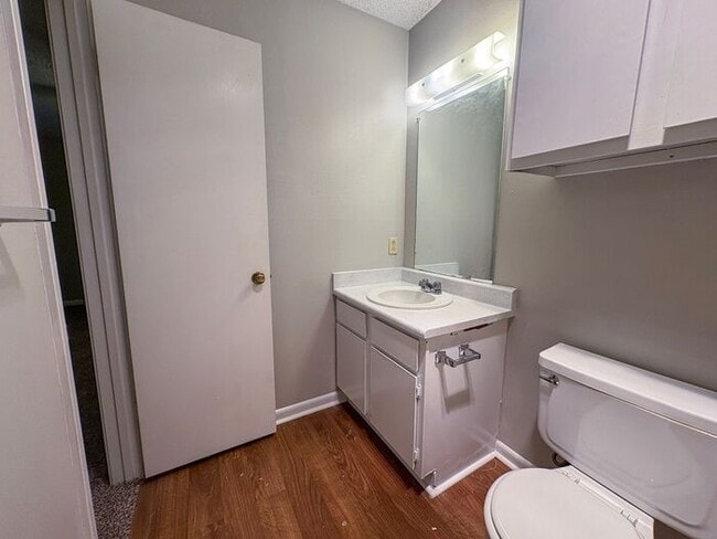 Building Photo - 3 Bedroom 2 Bath *Upstairs* Apartment in S...