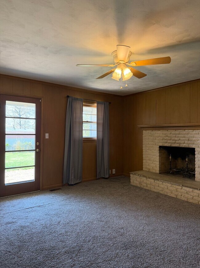 Building Photo - 3 bedroom, 2 bathroom, 2 car garage hom for rent