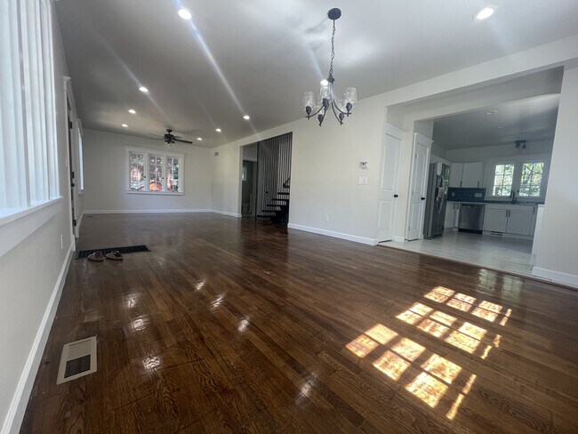 Building Photo - 616 Illinois St