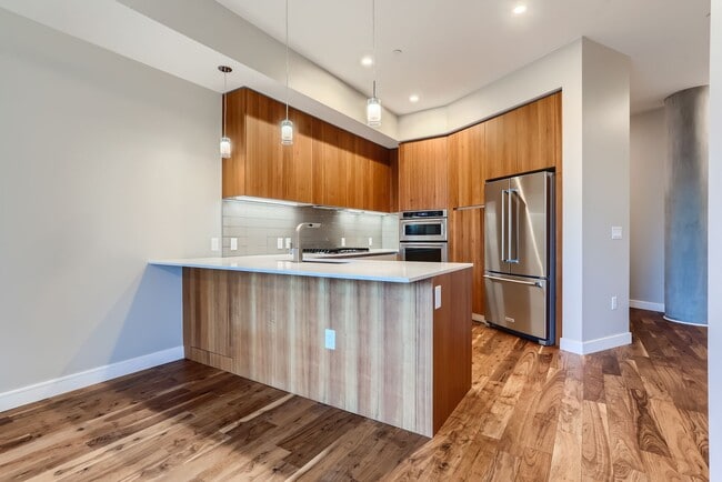 Building Photo - 1BD, 1.5BA Lakehouse Condo on the 6th Floor