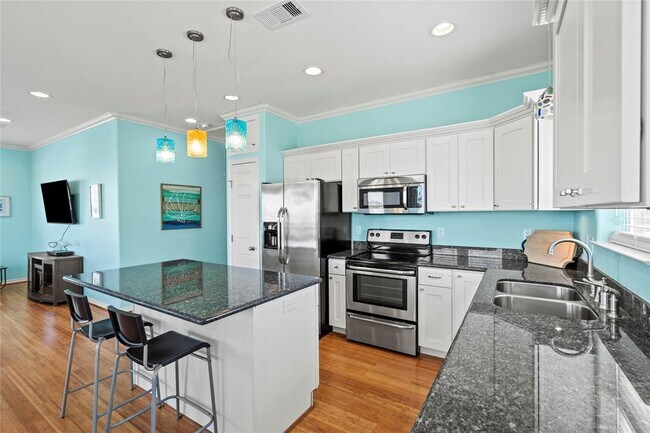 Building Photo - 3923 Reeves Dr