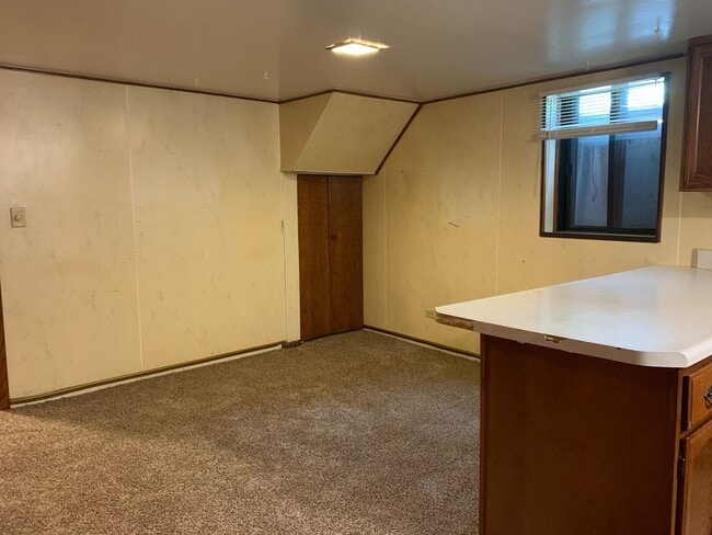 Building Photo - 5 Bedroom Across from NDSU!!