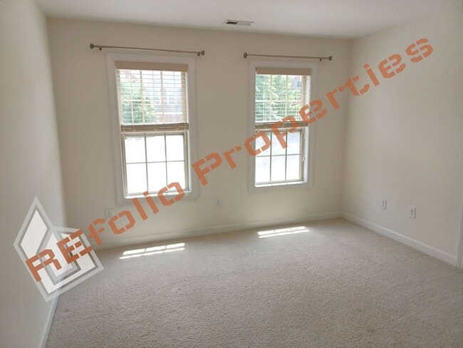 Building Photo - Lovely 5 Bedroom 4 Bathroom Single Family ...