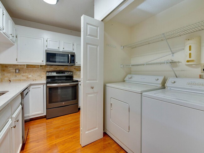 Building Photo - Amenity rich water front condo ready for move in!