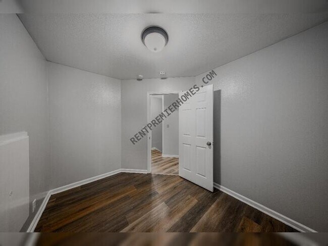 Building Photo - 3202 Fawn Dr