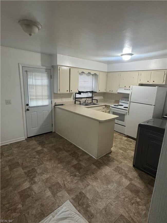 Building Photo - 2-Bedroom Duplex