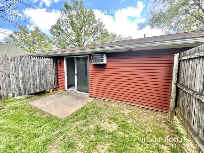 Building Photo - 204 Oak Manor Dr