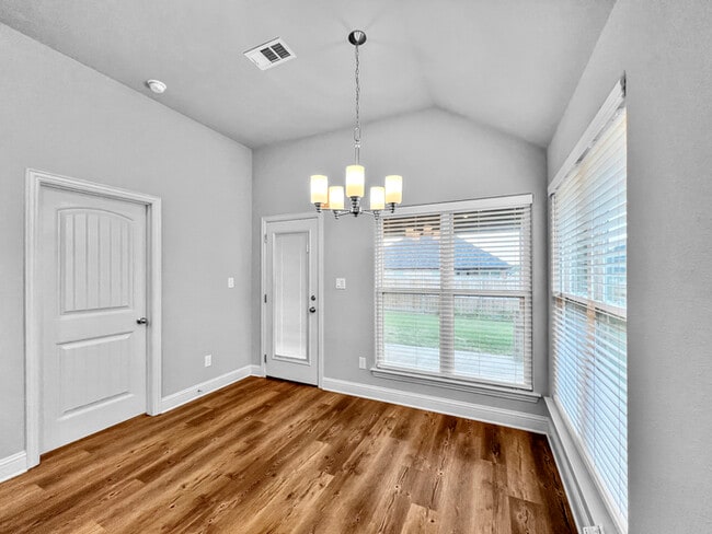 Building Photo - Cute open floor plan 3- bedroom, 2- bathro...