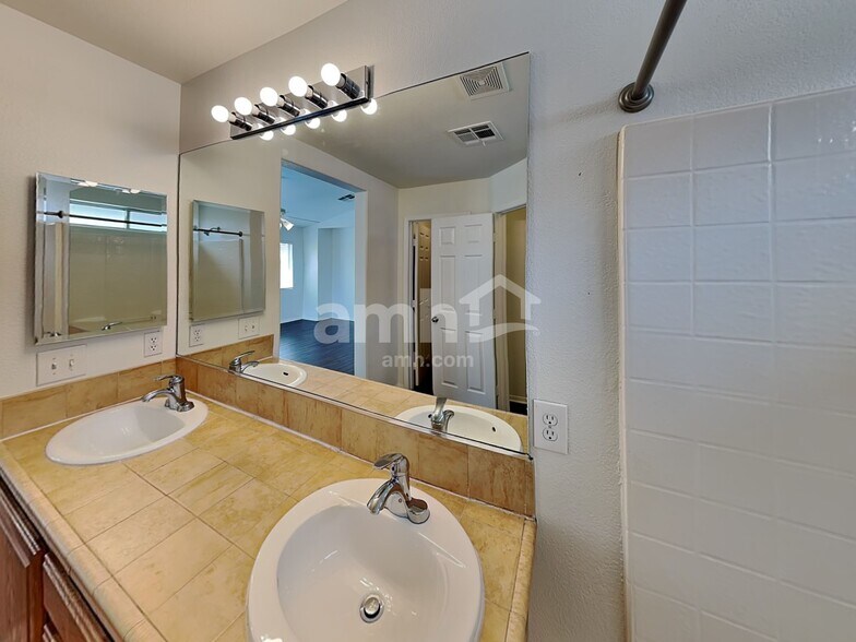 Building Photo - 6473 Karlsen Ct
