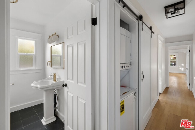 Building Photo - 4316 Kingswell Ave