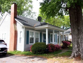 Building Photo - 542 E Black St