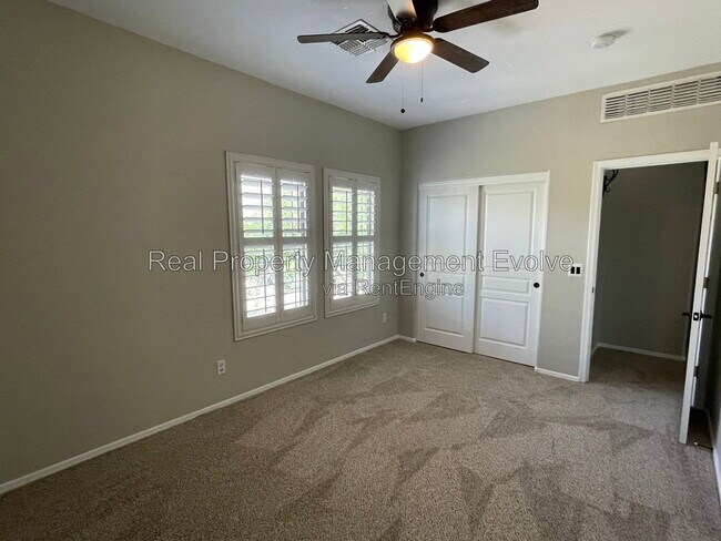 Building Photo - 3632 W Jacksonville Dr