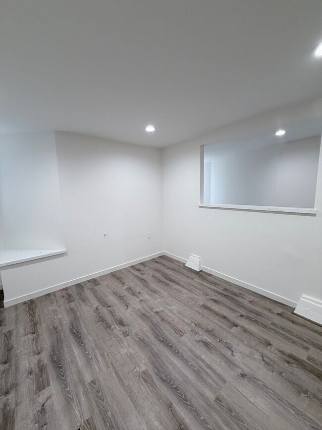Building Photo - M112