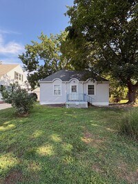Building Photo - 2 Bedroom / 1 Bathroom Single family home in West Peoria