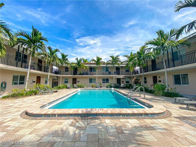 Building Photo - 2102 Alamanda Dr