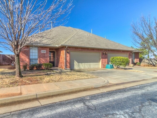 Primary Photo - Spacious Edmond 2 bed 2 Bath 2 Car Garage ...