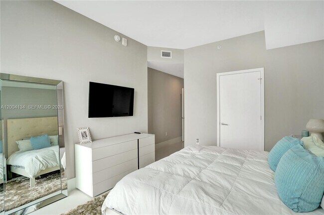 Building Photo - 501 NE 31st St