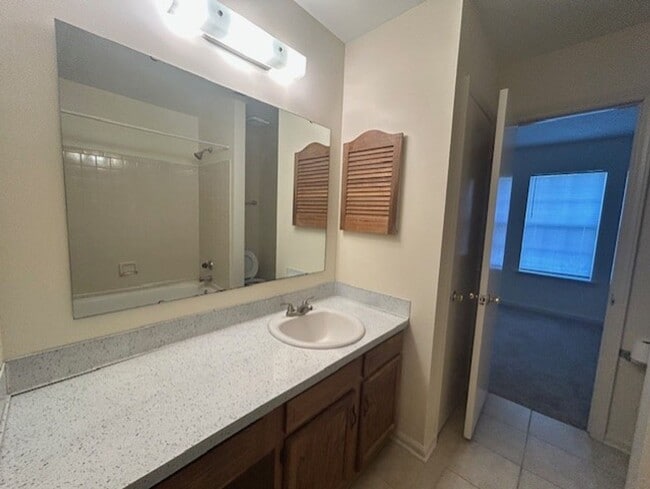 Building Photo - Coming Soon! 2 Bedroom Townhome!