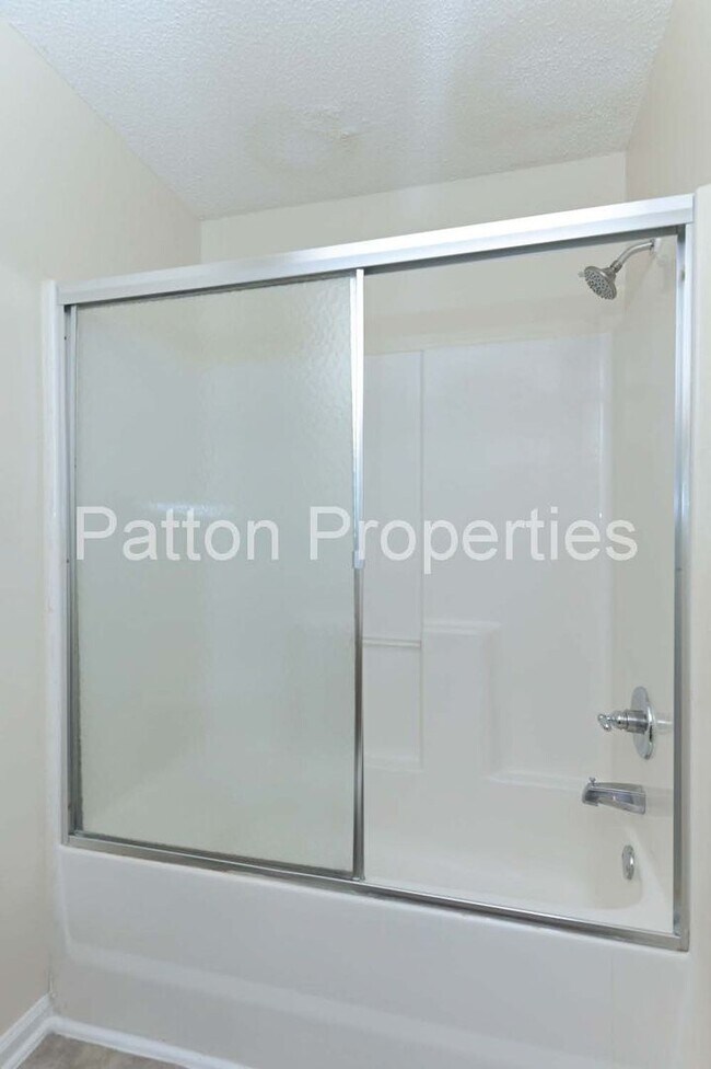 Building Photo - Summer Place Home