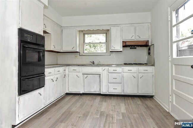 Building Photo - 348 Westminster Pl