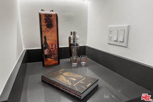 Building Photo - 4806 Sylmar Ave