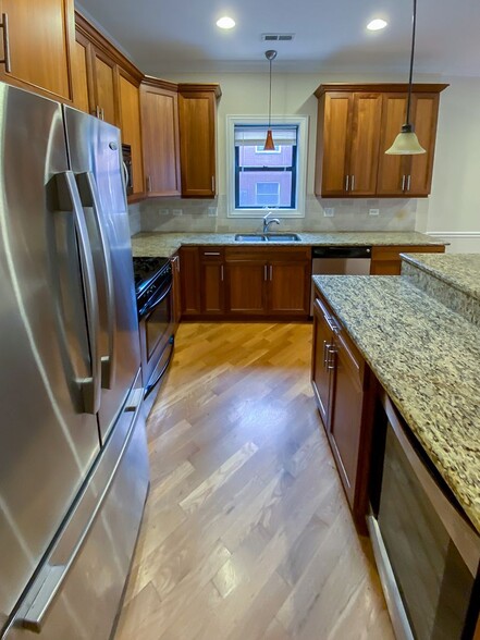 Primary Photo - 3229 N Kenmore Ave