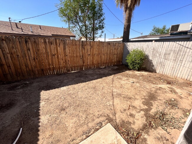 Building Photo - Move In Ready - This cozy home has all til...