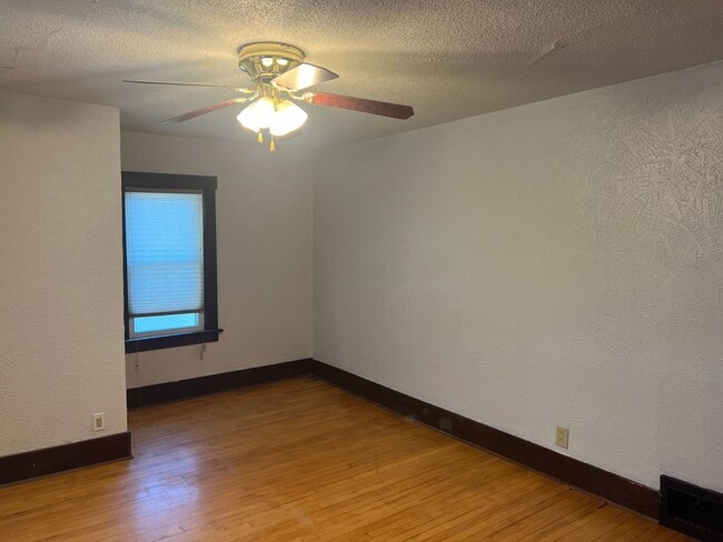 Building Photo - Pet Friendly 2BR House on Beloit's West Side
